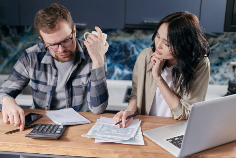 How to Stop Living Paycheque to Paycheque